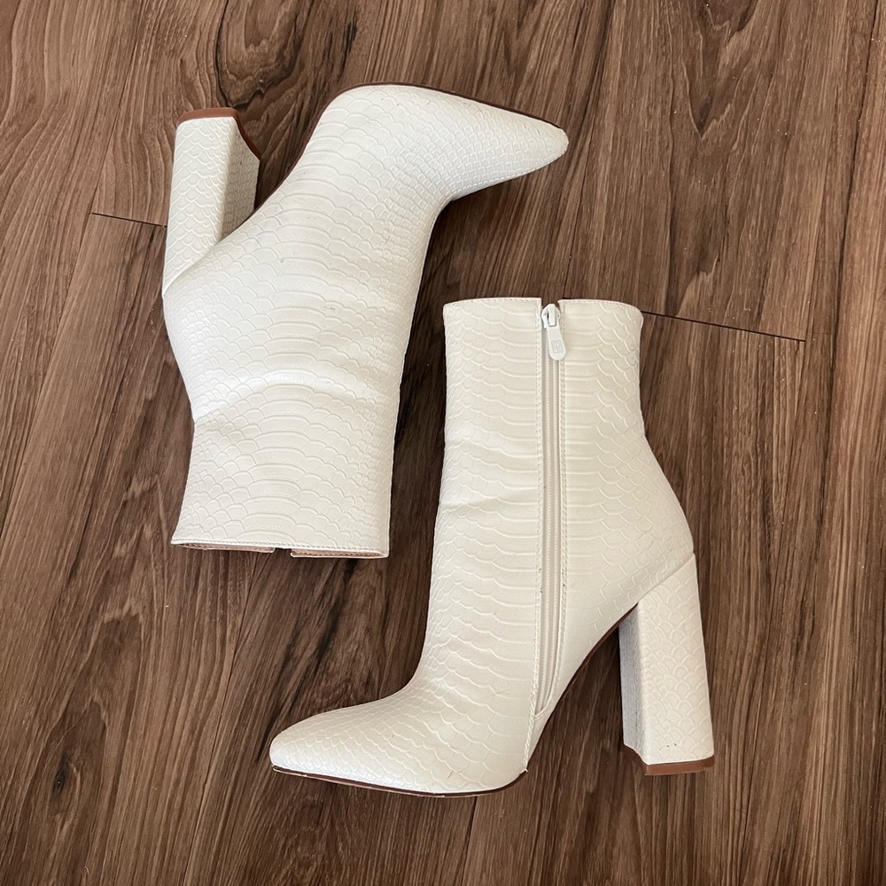 White Pretty Little Thing Boots Snake Print